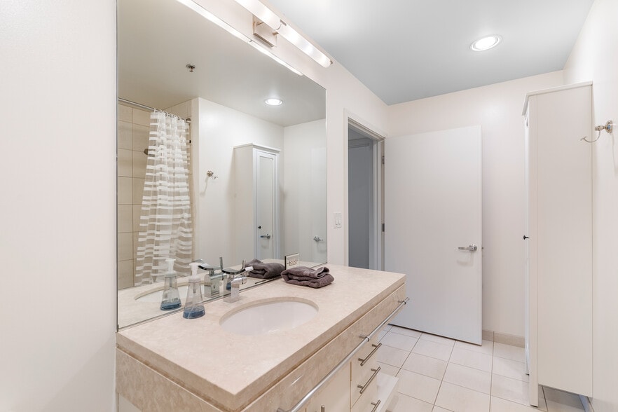 Building Photo - 922 NW 11th Ave