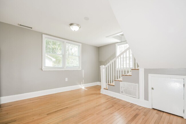 Building Photo - 4 bedroom / 1.5 bath in West Ashley ~ Move-in Today!