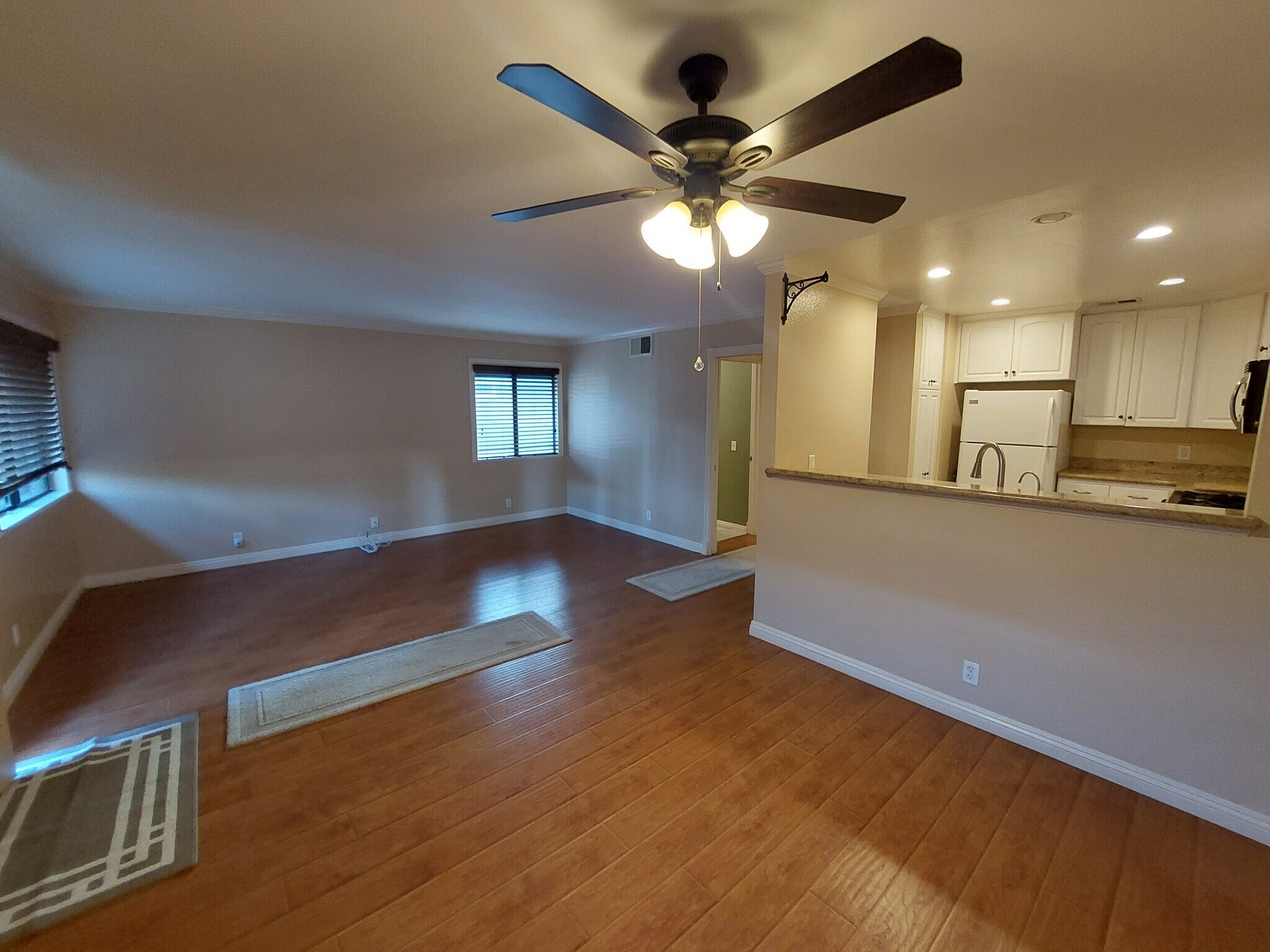 Building Photo - 927 S Downey Pl