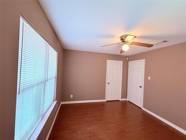 Building Photo - 5915 Sunshine Dr