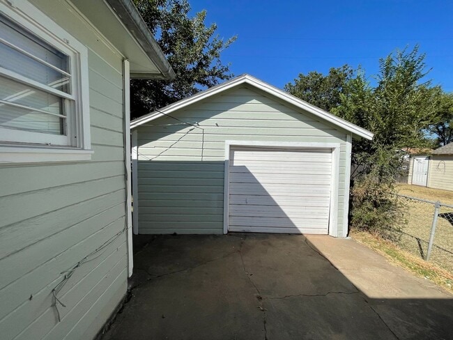 Building Photo - Spacious 4 bedroom home ready to rent!