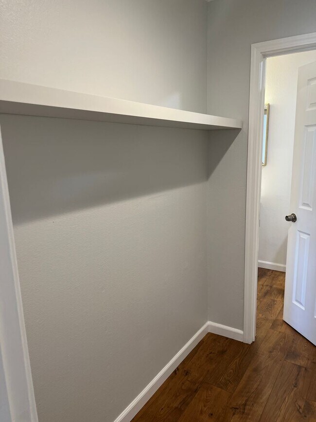 Building Photo - Newly renovated 2 bed x 1 bath on top floor in Kirkland!
