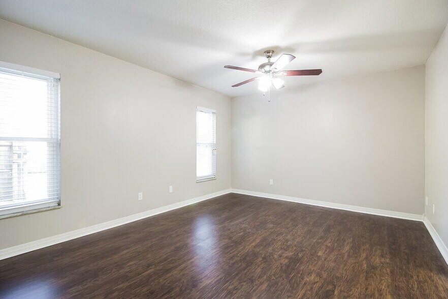 Building Photo - 960 Apple Ln