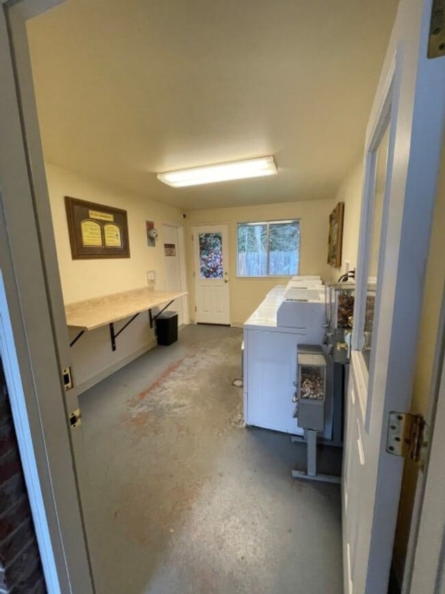 Building Photo - 2Bd/1.5Ba Lynnwood Townhouse
