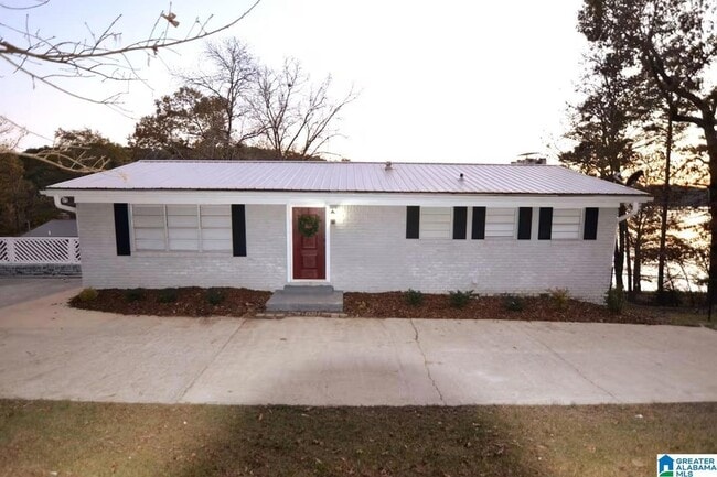 Building Photo - 992 Clear Creek Dr