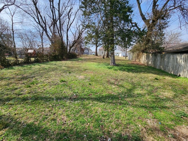 Building Photo - Spacious 1-Bedroom, 1-Bathroom Home AVAILABLE NOW!!