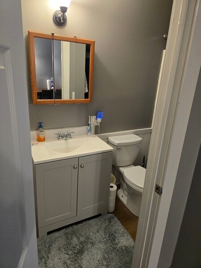 Building Photo - Bank Street