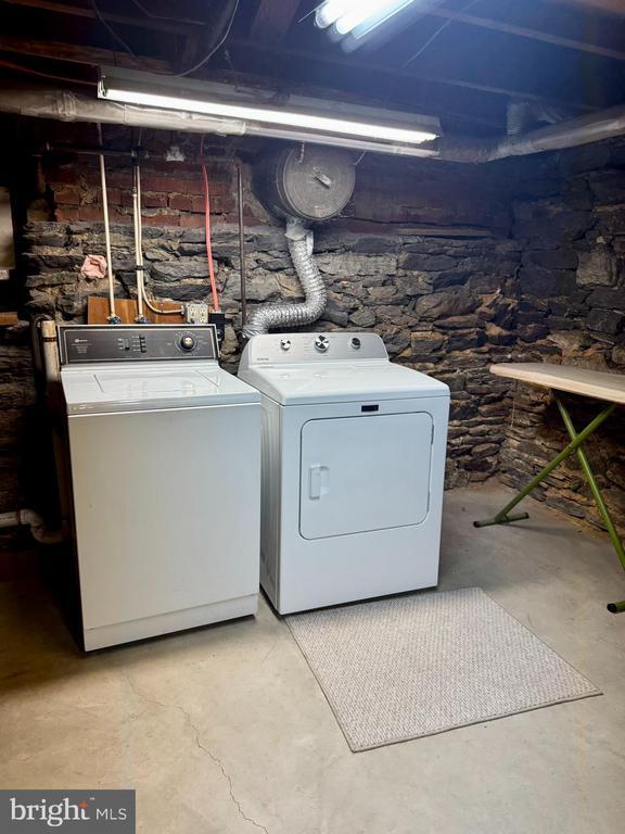 Building Photo - 112 E 3rd St