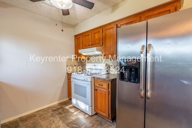 Building Photo - Stunning 3 Bed 1 Bath in amazing area