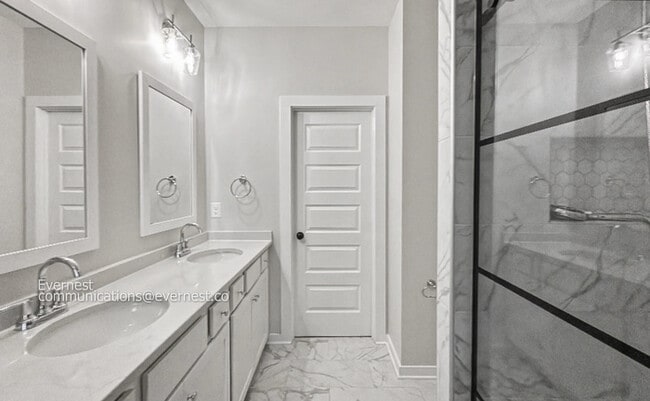 Building Photo - Charming 3BR/3BA Hoover Home with Fenced-In Yard & Modern LVP Flooring