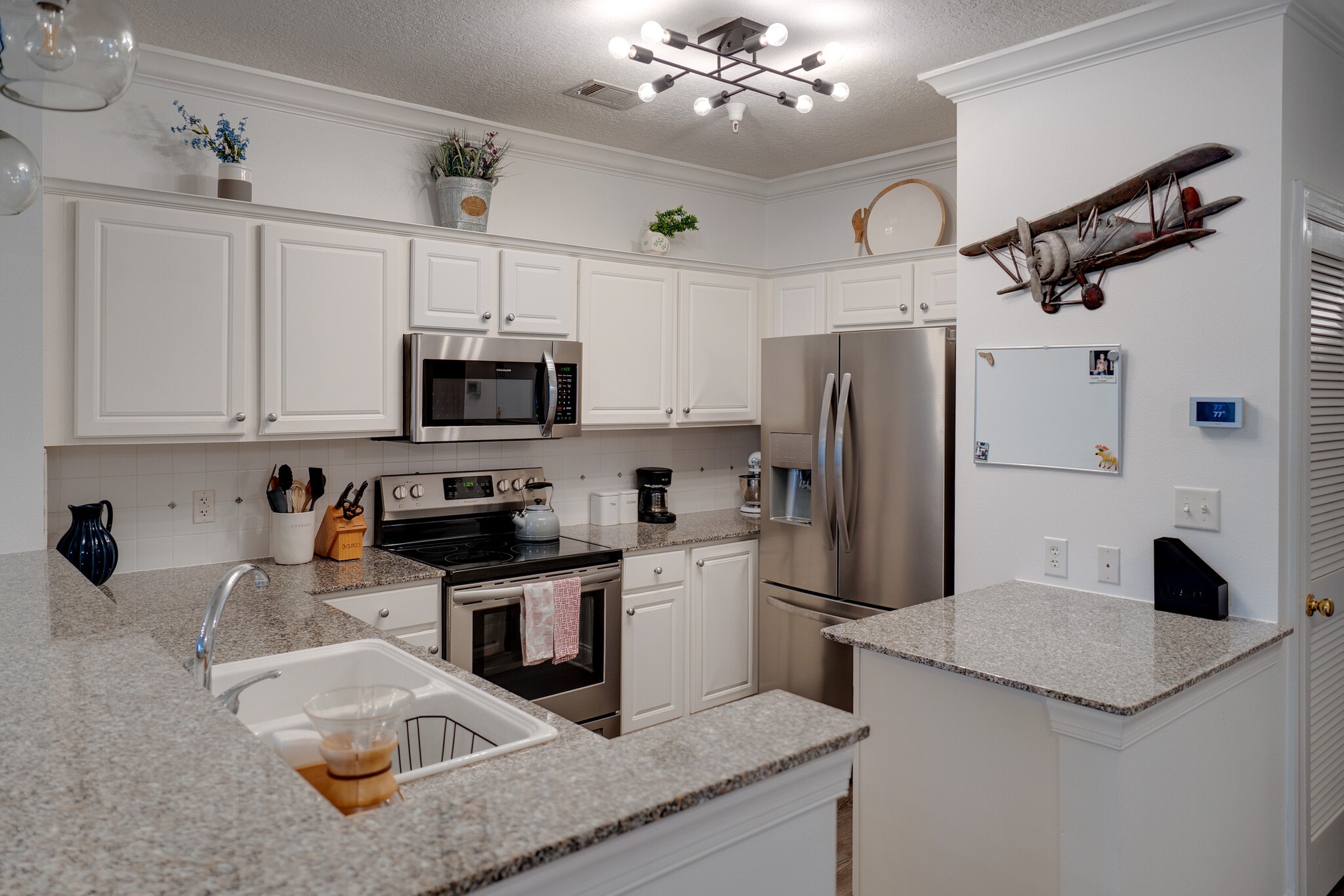 Kitchen - 159 Brooks St SE