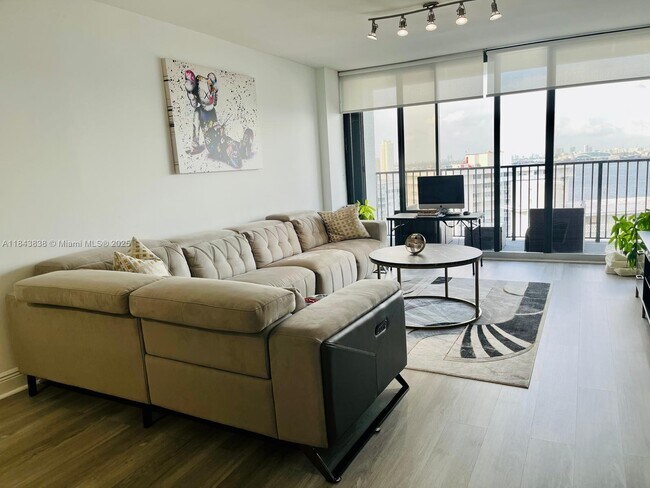 Building Photo - 1450 Brickell Bay Dr