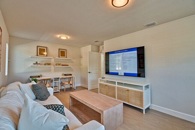 Building Photo - 3 MONTHS FREE RENT! 3/2 in Hawthorne