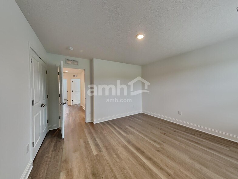 Building Photo - 400 Golden Maple Pl