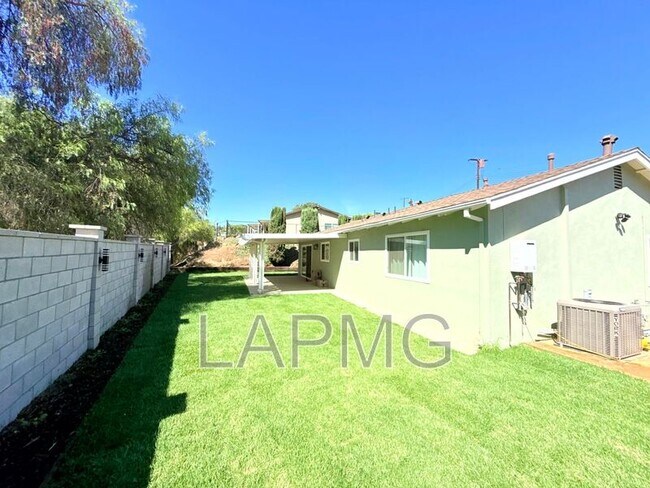 Building Photo - 10839 Fellows Ave