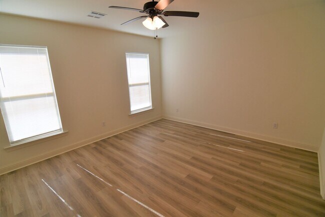 Building Photo - Trendy, 3 bedroom, 2 bath home in coveted Kenilworth Crossing Community near LSU