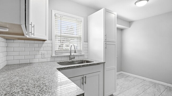 Building Photo - 1065 E Cross St