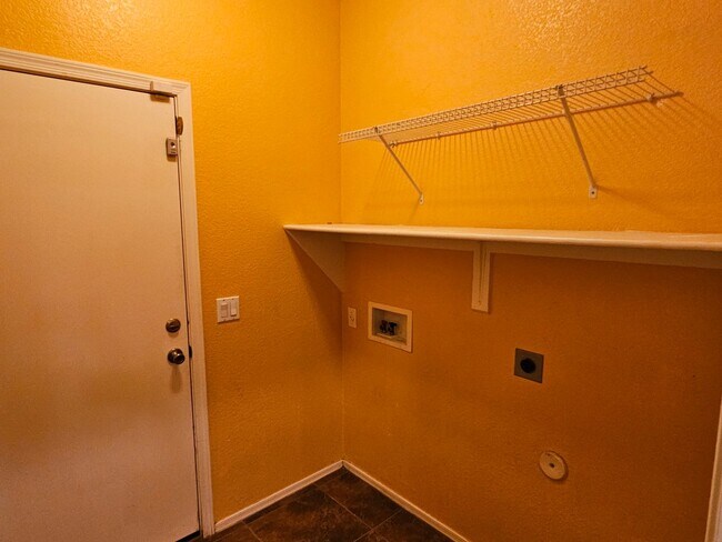 Building Photo - Great 1670 sq ft 4 bd 2 bathroom home in l...