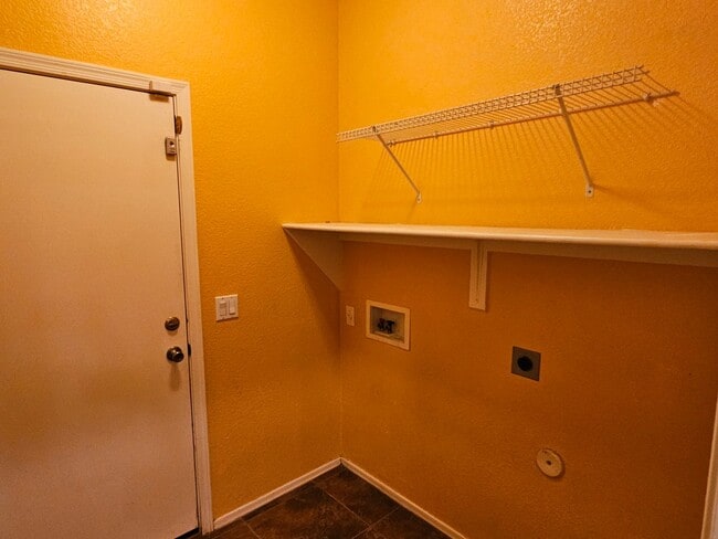 Building Photo - Great 1670 sq ft 4 bd 2 bathroom home in litchfield