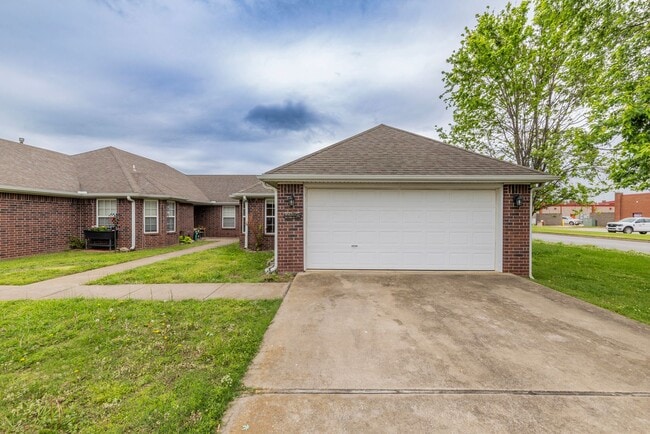 Building Photo - ***255 B ravenwood Blvd***