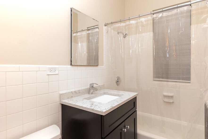 Building Photo - 1360 E 52nd St