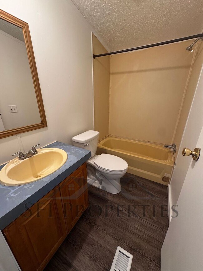 Building Photo - 3 BEDROOMS 2 BATHROOMS HOUSE IN HANOVERTON, OH 44423