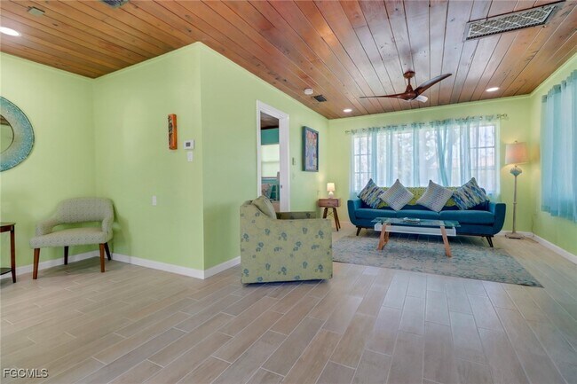 Building Photo - 2567 Cay Cove