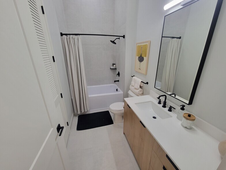 Building Photo - 3352 NW 84th Ave