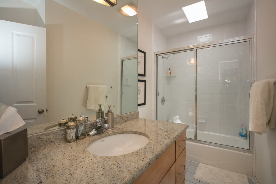 2nd bath with bathtub - 1622 Franklin St