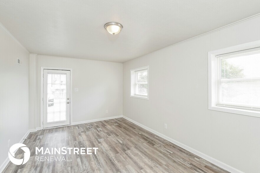 Building Photo - 6005 Villa Rd