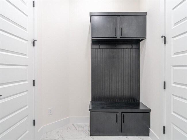 Building Photo - 311 Hedge Dr