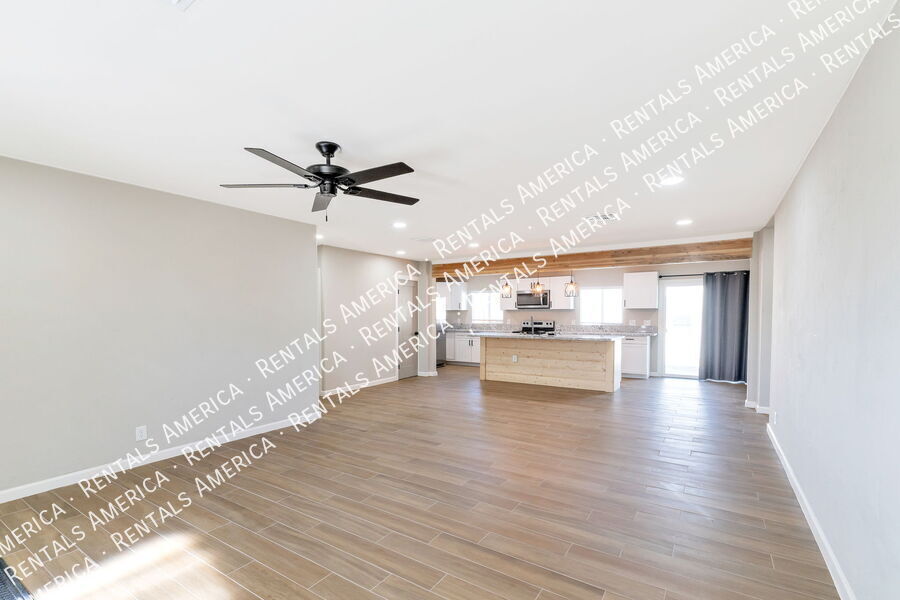 Building Photo - 4733 E 18th St