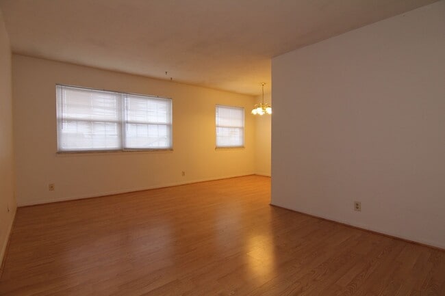 Building Photo - Spacious 1 bedroom 1 bath - available in S...