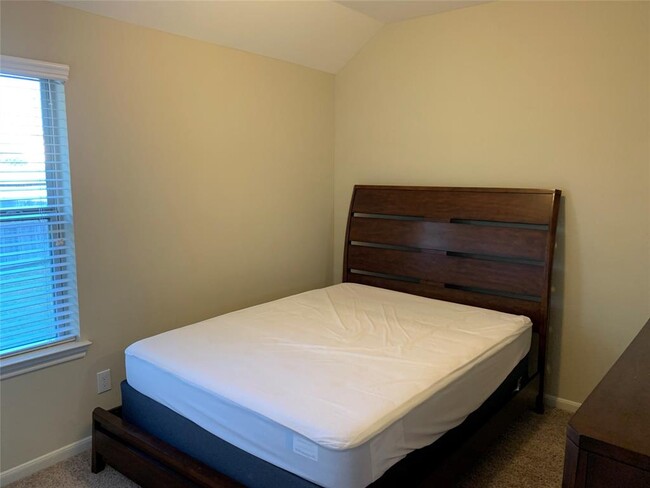 Building Photo - 8902 Pinenut Dr