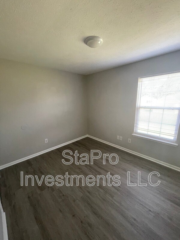 Building Photo - 120 Village Pl