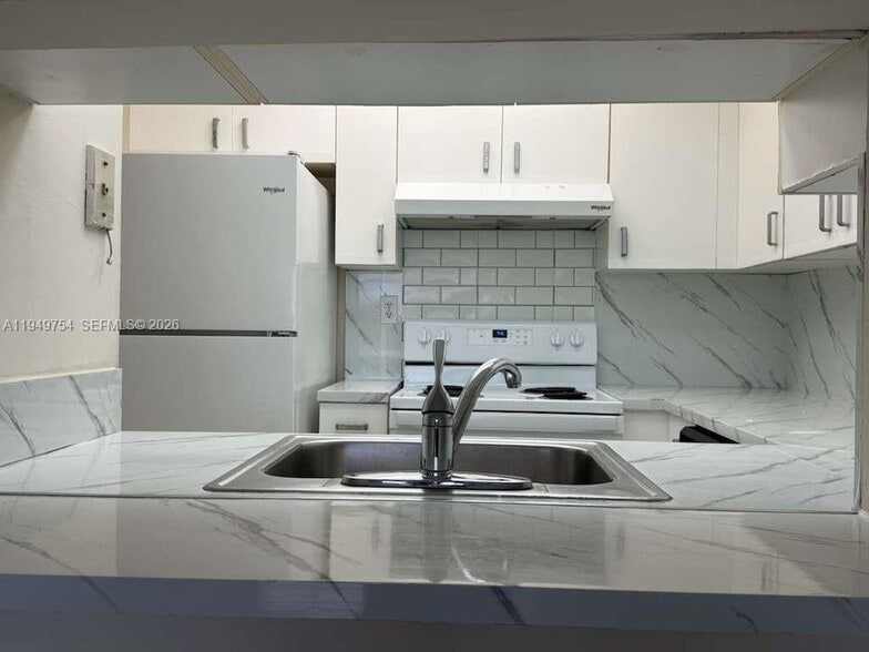 Building Photo - 9688 Fontainebleau Blvd