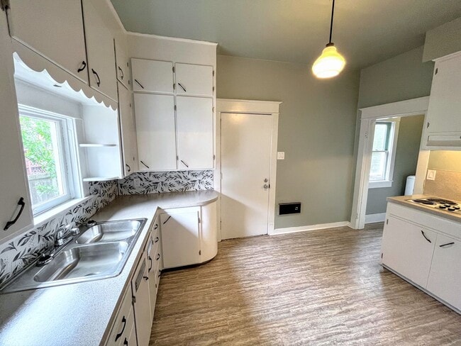 Building Photo - City Living, Cozy Vibes – Tacoma Retreat R...