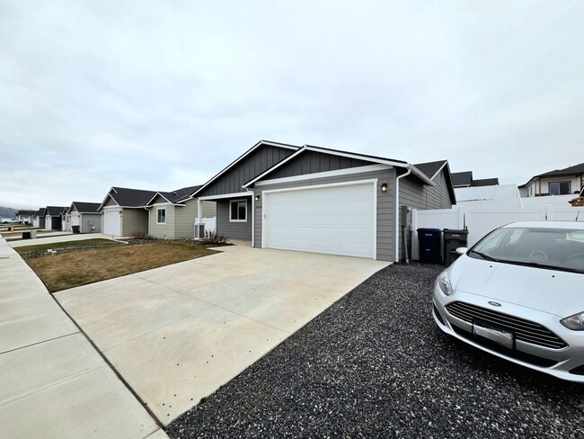 Building Photo - Newer Home in a Newer Community! 3-Bed, 2-Bath