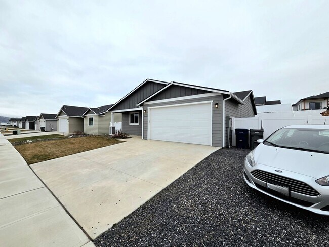 Building Photo - Single Family Home w/ Private Yard + Garage – Available Now!