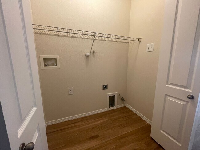 Building Photo - 4 bed 2 bath home in Huning Ranch.