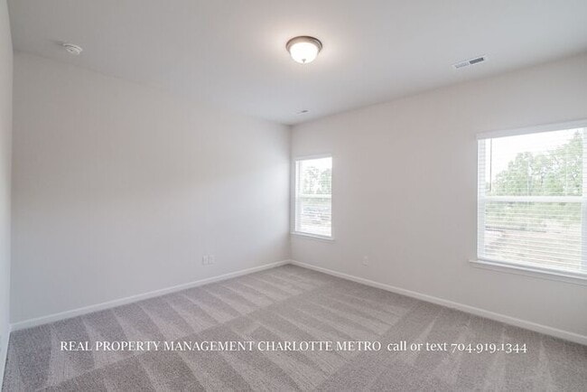 Building Photo - Modern Brand-New Built 3BR Townhome Near Uptown