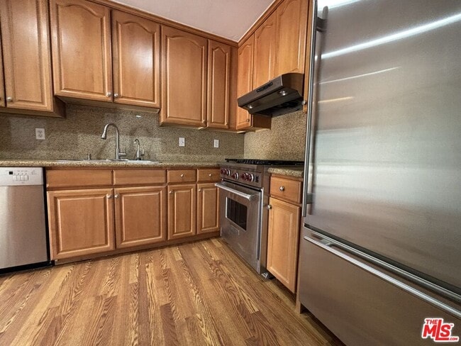 Building Photo - 10574 Sunland Blvd