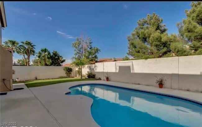 Building Photo - 9684 Summer Cypress St