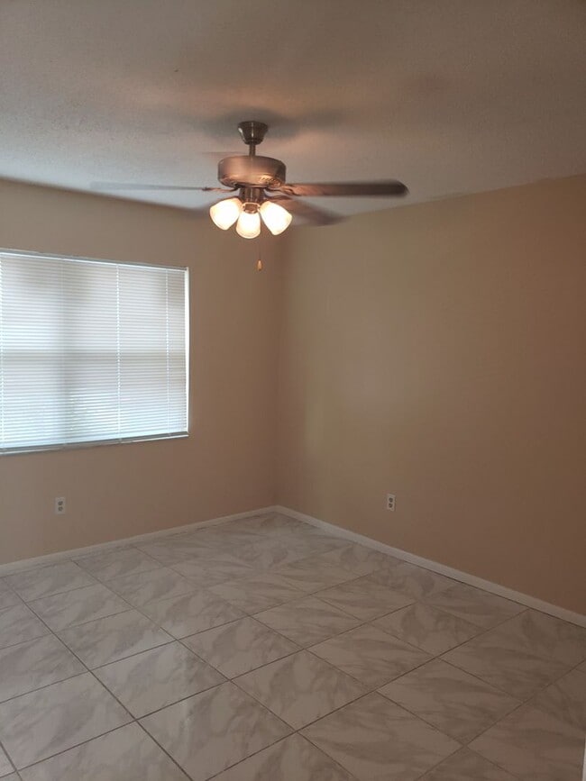 Building Photo - m56901