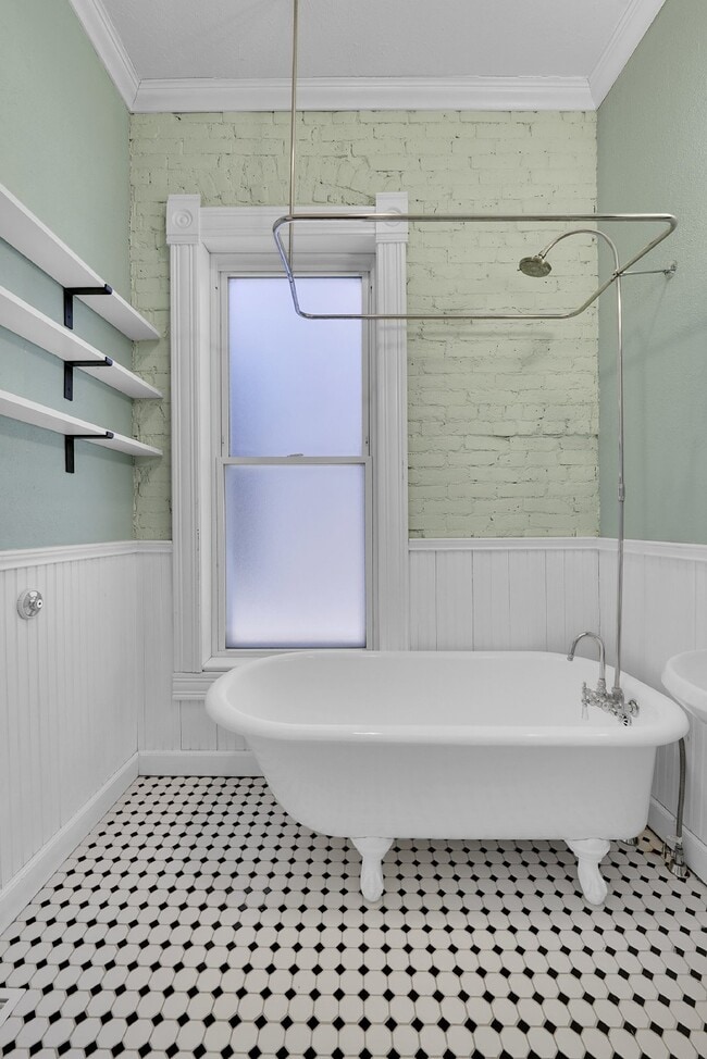 Building Photo - $2,495, 2-bed, 1-bath Victorian in the hea...