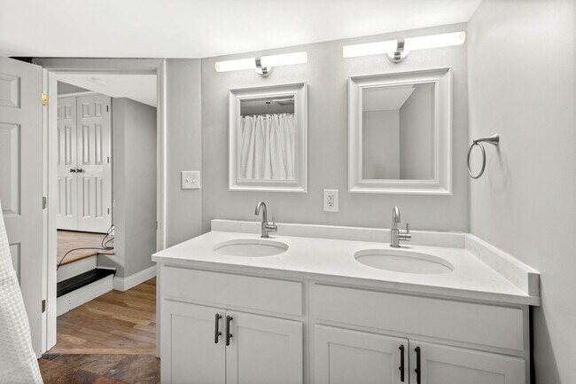 Building Photo - Beautifully Renovated 3 bed, 3 bath Home in the Southside Flats