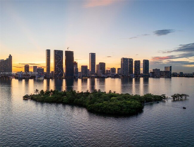 Building Photo - 700 NE 24th St