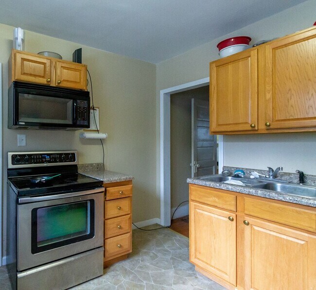 Building Photo - Updated Kitchen