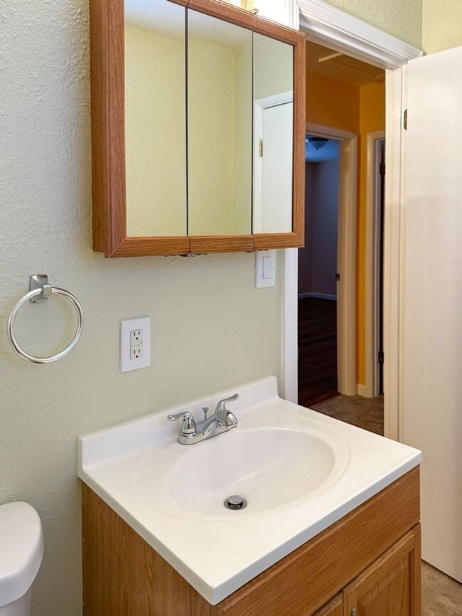 Building Photo - Cozy 2-Bedroom Home with Hardwood Floors N...
