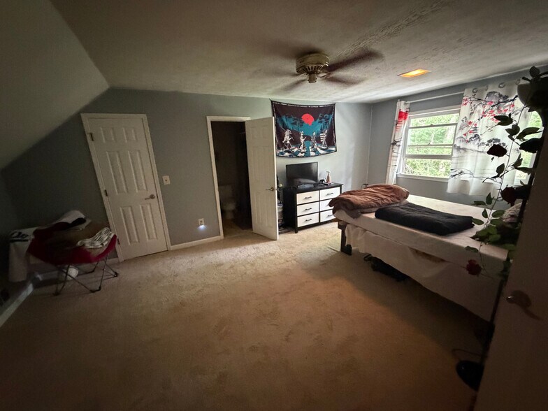 Building Photo - Room in House on Lilburn Stone Mountain Rd